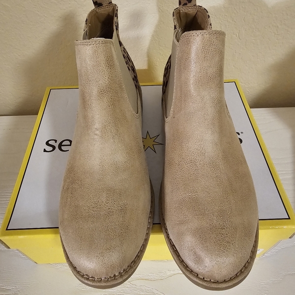 Ankle boots with Animal Print. Size 10. - Picture 3 of 5